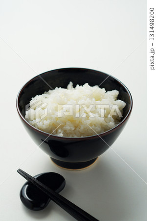 茶碗に盛られた炊き立てのご飯 茶碗に盛られた炊き立てのご飯 131498200