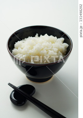茶碗に盛られた炊き立てのご飯 茶碗に盛られた炊き立てのご飯 131498202