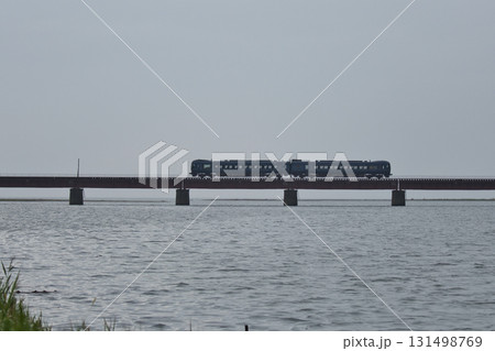 丹鉄 由良川橋梁を走るKTR8000形 特急「まいづる」2 丹鉄 由良川橋梁を走るKTR8000形 特急「まいづる」2 131498769