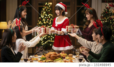 サンタのコスプレをした女性が参加するクリスマスパーティー 131498945