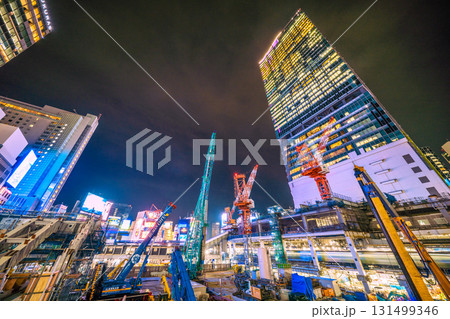 日本の東京都市景観10月2日。クローラークレーンやパイルドライバーなどの巨大重機がズラリ…=渋谷 日本の東京都市景観10月2日。クローラークレーンやパイルドライバーなどの巨大重機がズラリ…=渋谷 131499346