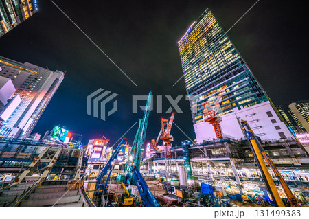 日本の東京都市景観10月2日。クローラークレーンやパイルドライバーなどの巨大重機がズラリ…＝渋谷 131499383