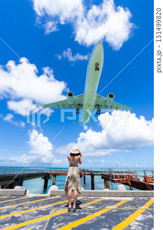 宮古絶景 下地島空港前17エンドビーチの飛行機と若い女性 宮古絶景 下地島空港前17エンドビーチの飛行機と若い女性 131499820