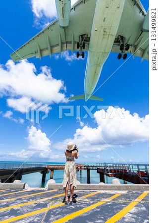 宮古絶景　下地島空港前17エンドビーチの飛行機と若い女性 131499821