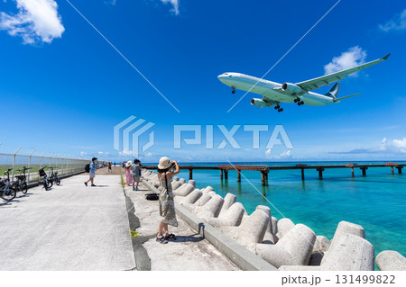 宮古絶景 下地島空港前17エンドビーチの飛行機と若い女性 宮古絶景 下地島空港前17エンドビーチの飛行機と若い女性 131499822
