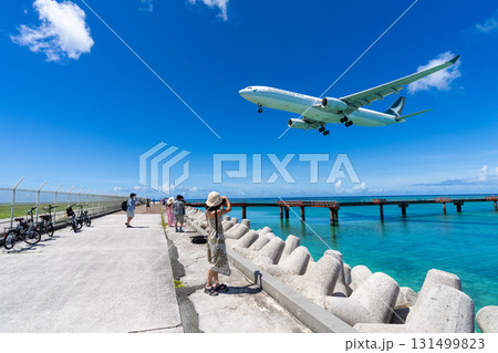 宮古絶景 下地島空港前17エンドビーチの飛行機と若い女性 宮古絶景 下地島空港前17エンドビーチの飛行機と若い女性 131499823