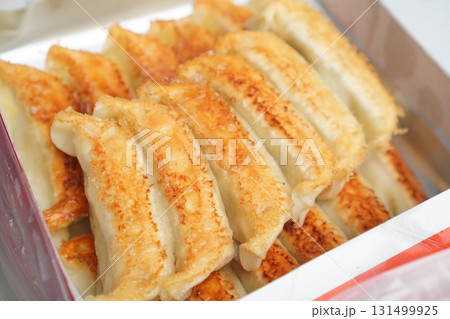 香ばしく焼き上がった宇都宮餃子のアップ写真 131499925