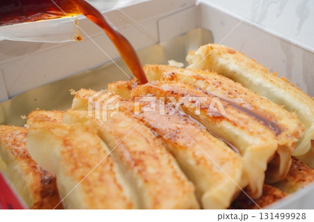 香ばしく焼き上がった宇都宮餃子のアップ写真 131499928