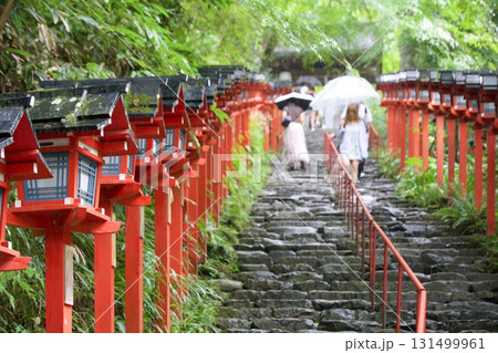 貴船神社の参道、赤い灯籠と石造りの階段 131499961