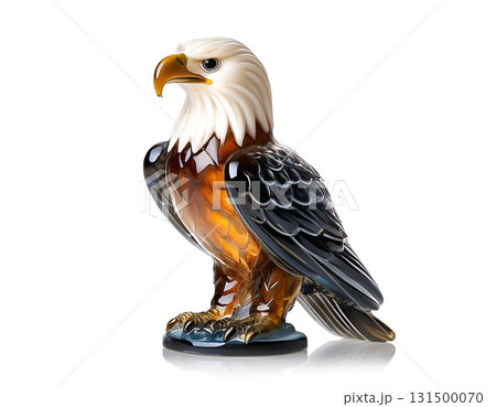 ガラスのハクトウワシの置き物。白背景。 ガラスのハクトウワシの置き物。白背景。 131500070