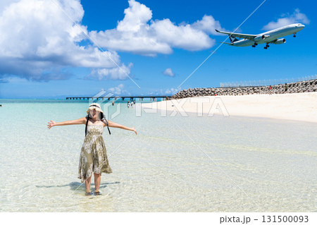 エメラルドのビーチではしゃぐワンピース姿の若い女性 エメラルドのビーチではしゃぐワンピース姿の若い女性 131500093