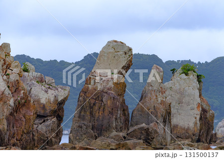 橋杭岩の奇岩と山並みの風景 131500137