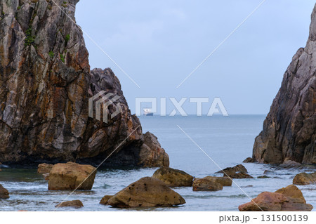 橋杭岩と重なり合う岩礁の海景 131500139