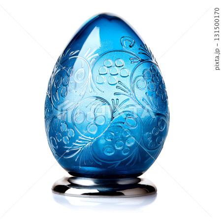 ガラスのイースターエッグの置き物。白背景。 ガラスのイースターエッグの置き物。白背景。 131500170