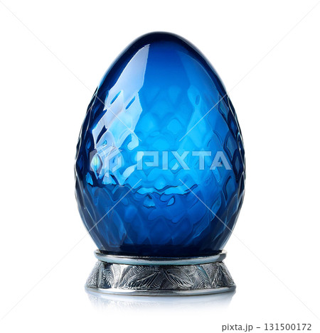 ガラスのイースターエッグの置き物。白背景。 ガラスのイースターエッグの置き物。白背景。 131500172
