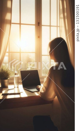 【希望・コピースペース最適】朝日の差し込む窓辺でPCに向かう女性の後ろ姿（リフレッシュ） 131500191