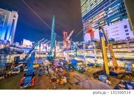 日本の東京都市景観10月2日。クローラークレーンやパイルドライバーなどの巨大重機がズラリ…＝渋谷 131500514