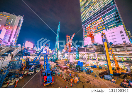 日本の東京都市景観10月2日。クローラークレーンやパイルドライバーなどの巨大重機がズラリ…＝渋谷 131500565