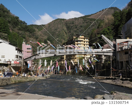 風を架ける手 ― 杖立温泉、こいのぼり設営の朝 131500754