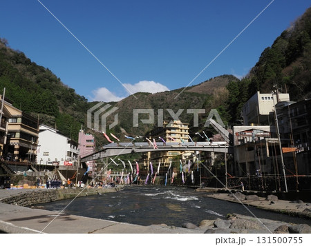 石畳に結ぶ風 ― 杖立温泉、こいのぼり設営と春の川辺 131500755