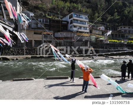 風を支える腕 ― 杖立温泉、川辺の設営作業 風を支える腕 ― 杖立温泉、川辺の設営作業 131500758