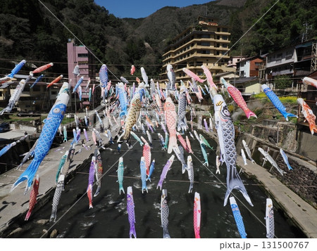 山並みに浮かぶ色彩 ― 杖立温泉、こいのぼり設営と空の広がり 131500767