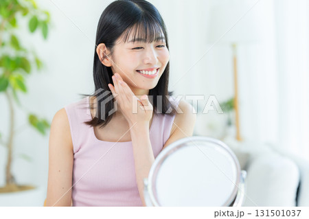 スキンケアをする女性 スキンケアをする女性 131501037