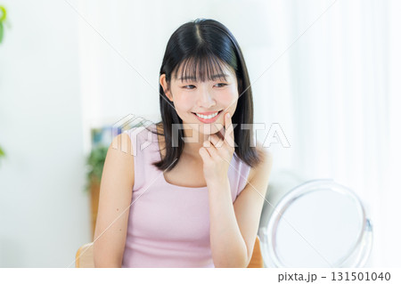 スキンケアをする女性 スキンケアをする女性 131501040