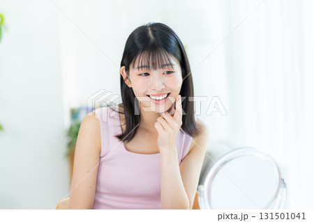 スキンケアをする女性 スキンケアをする女性 131501041