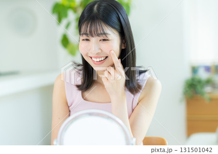 スキンケアをする女性 131501042