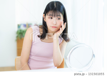 トラブルに悩む女性 トラブルに悩む女性 131501055