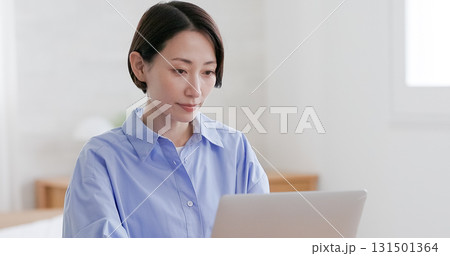ノートパソコンで作業するミドル女性 ノートパソコンで作業するミドル女性 131501364