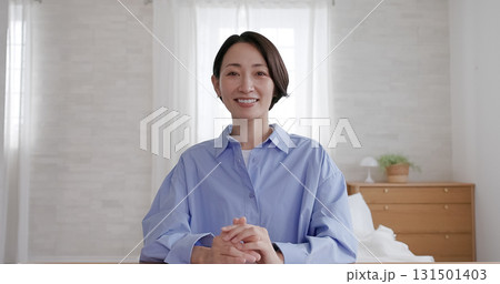 オンラインミーティングに参加するミドル女性 131501403