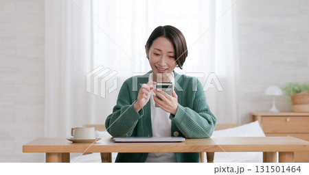 スマートフォンを操作するミドル女性 131501464