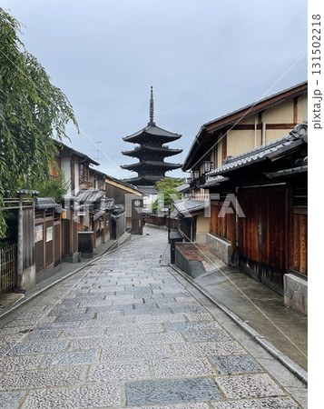 京都東山　八坂の塔と街並みの風景 131502218