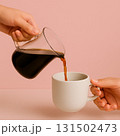 コーヒーを注ぐ瞬間 131502473
