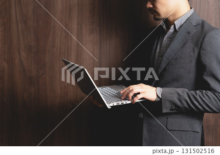 ノートパソコンを操作する男性 131502516