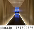 ラグジュアリーホテル風　ライトアップされた幻想的な長い通路 131502576