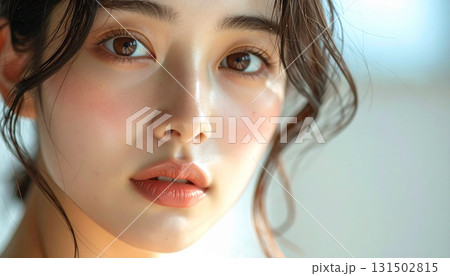 透き通るような美白肌が映える若い女性の美しいポートレート 131502815
