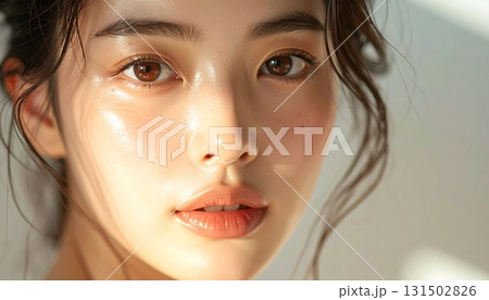 透き通るような美白肌が映える若い女性の美しいポートレート 131502826