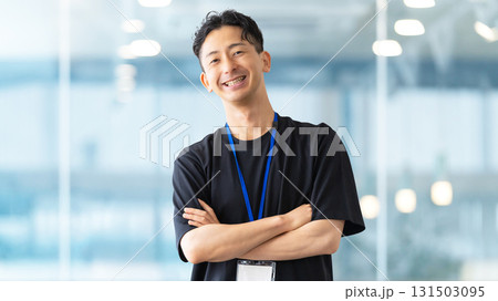 腕組みをする男性ビジネスマン 131503095