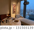 ホテルのルームサービスの食事　窓から見える東京スカイツリーとソファのある部屋 131503139