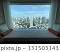 ホテルのソファ　窓から見える都市風景 131503143