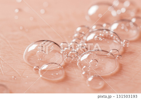 肌にのった透明な美容液の泡を表現した保湿イメージ 肌にのった透明な美容液の泡を表現した保湿イメージ 131503193