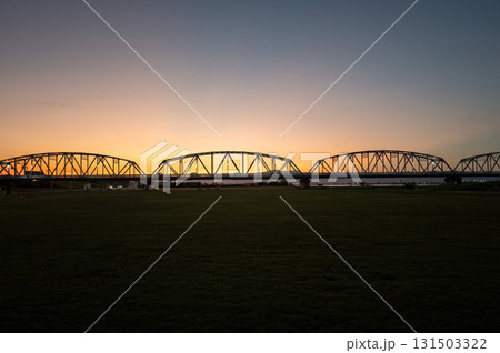 夕焼けに染まる吉野川橋 131503322