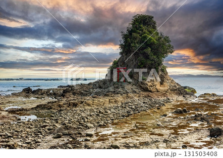 千葉県鴨川市 小湊 鯛の浦に浮かぶ小島「小弁天」 131503408