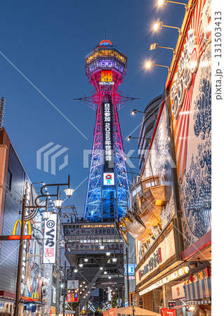【大阪】新世界　ライトアップされた通天閣 131503413