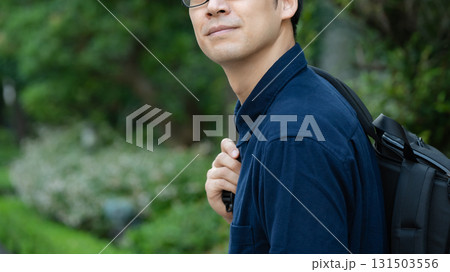 バックパックを持った男性 131503556