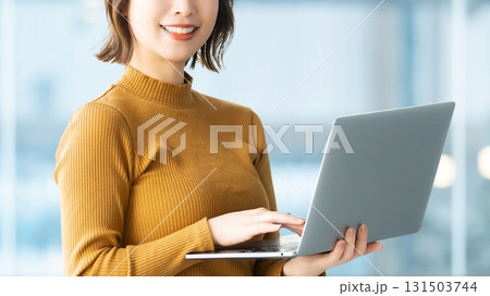 ノートパソコンを持つ笑顔の女性 131503744