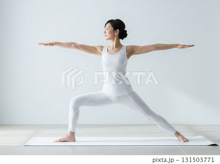 ヨガをする女性 131503771
